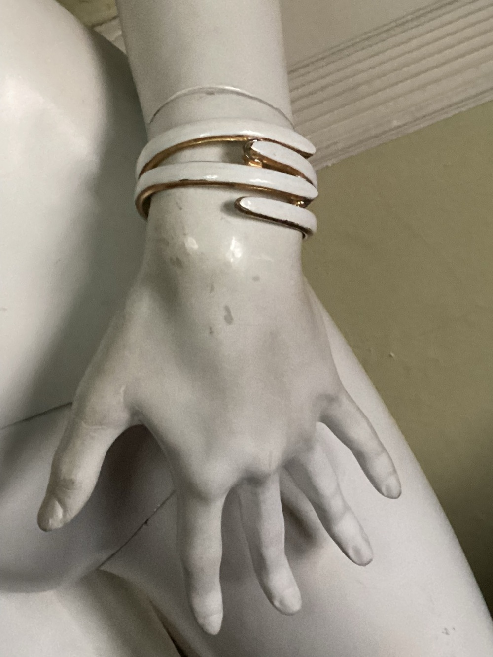 Vintage white enamel hinge claw bracelet